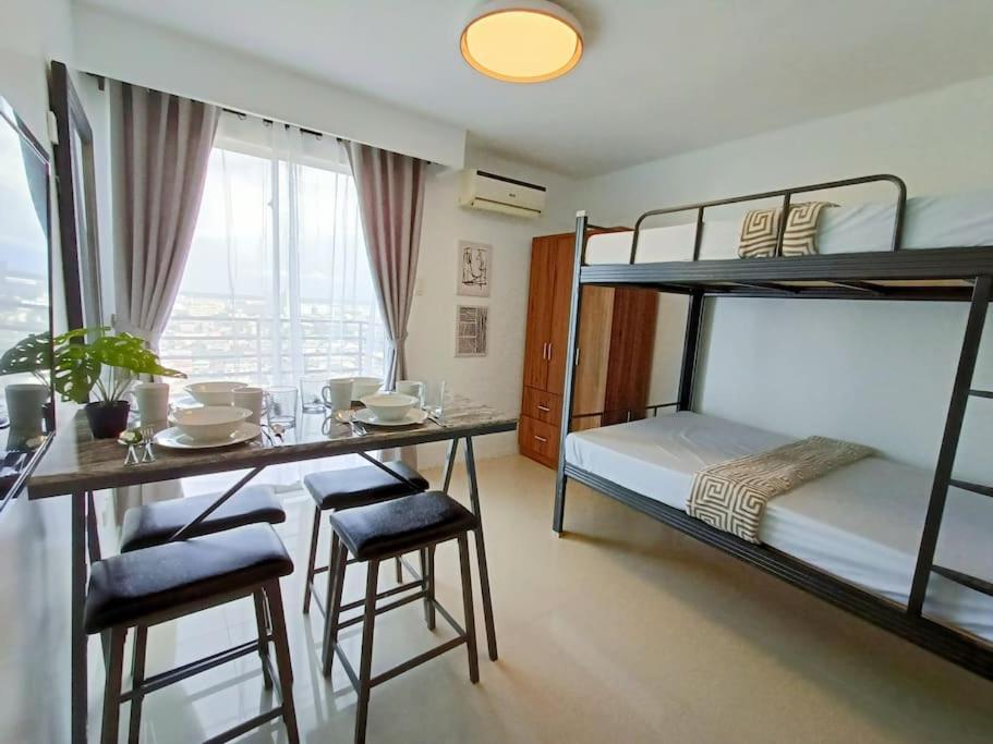 Near Ayala And It Park With Free Pool Wi-fi And Netflix Cebu