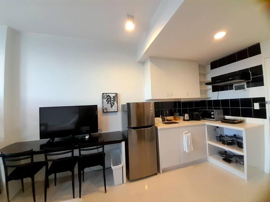 14b Walking Distance To Ayala And It Park With Wifi Apartment