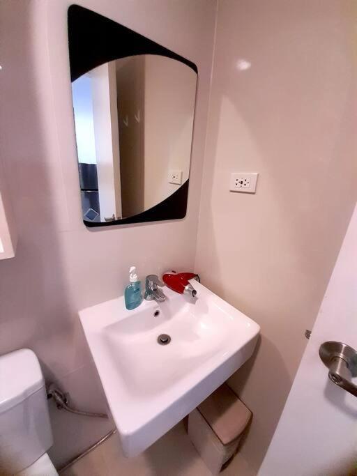 Apartment 14b Walking Distance To Ayala And It Park With Wifi