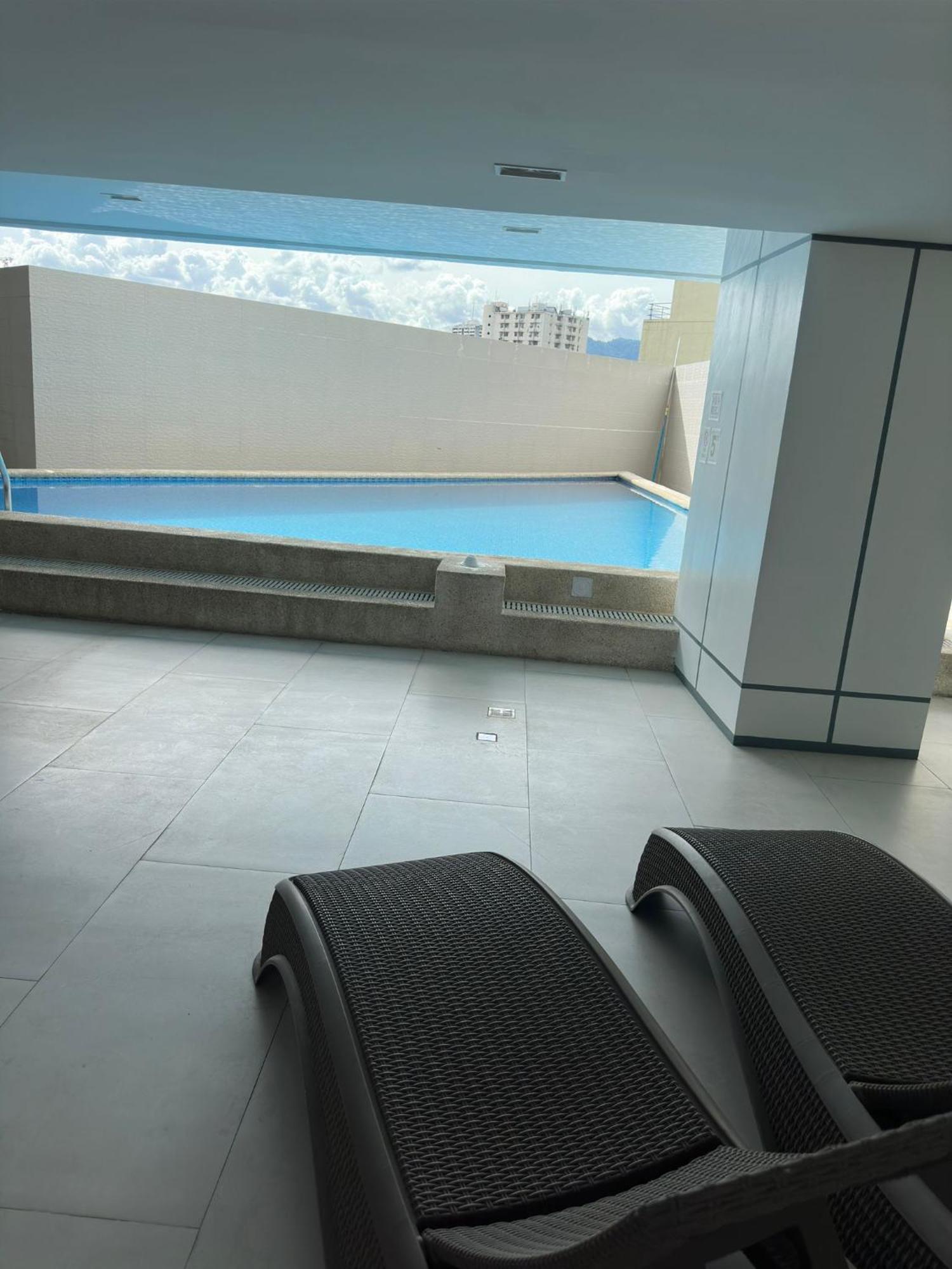 Modern & Comfy - Steps From Ayala Mall, Apartamento