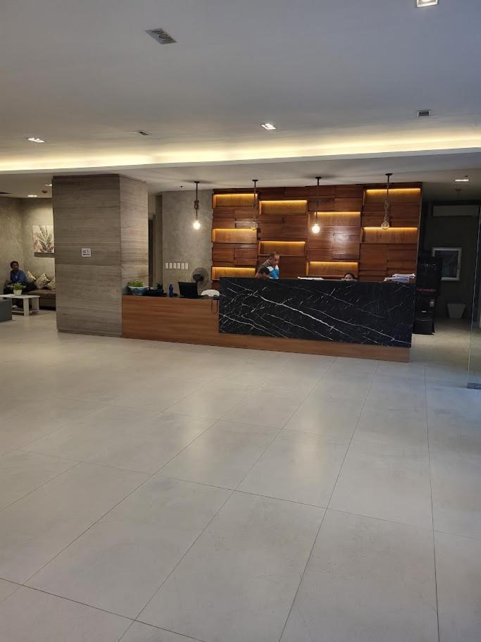 Modern & Comfy - Steps From Ayala Mall, Apartamento