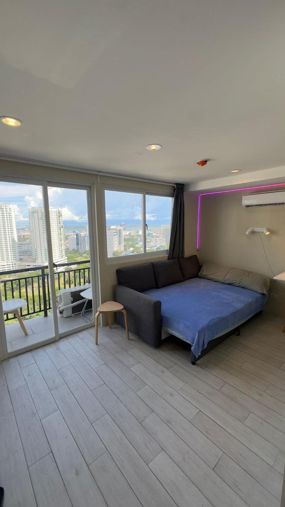 Modern & Comfy - Steps From Ayala Mall, Apartamento Cebu