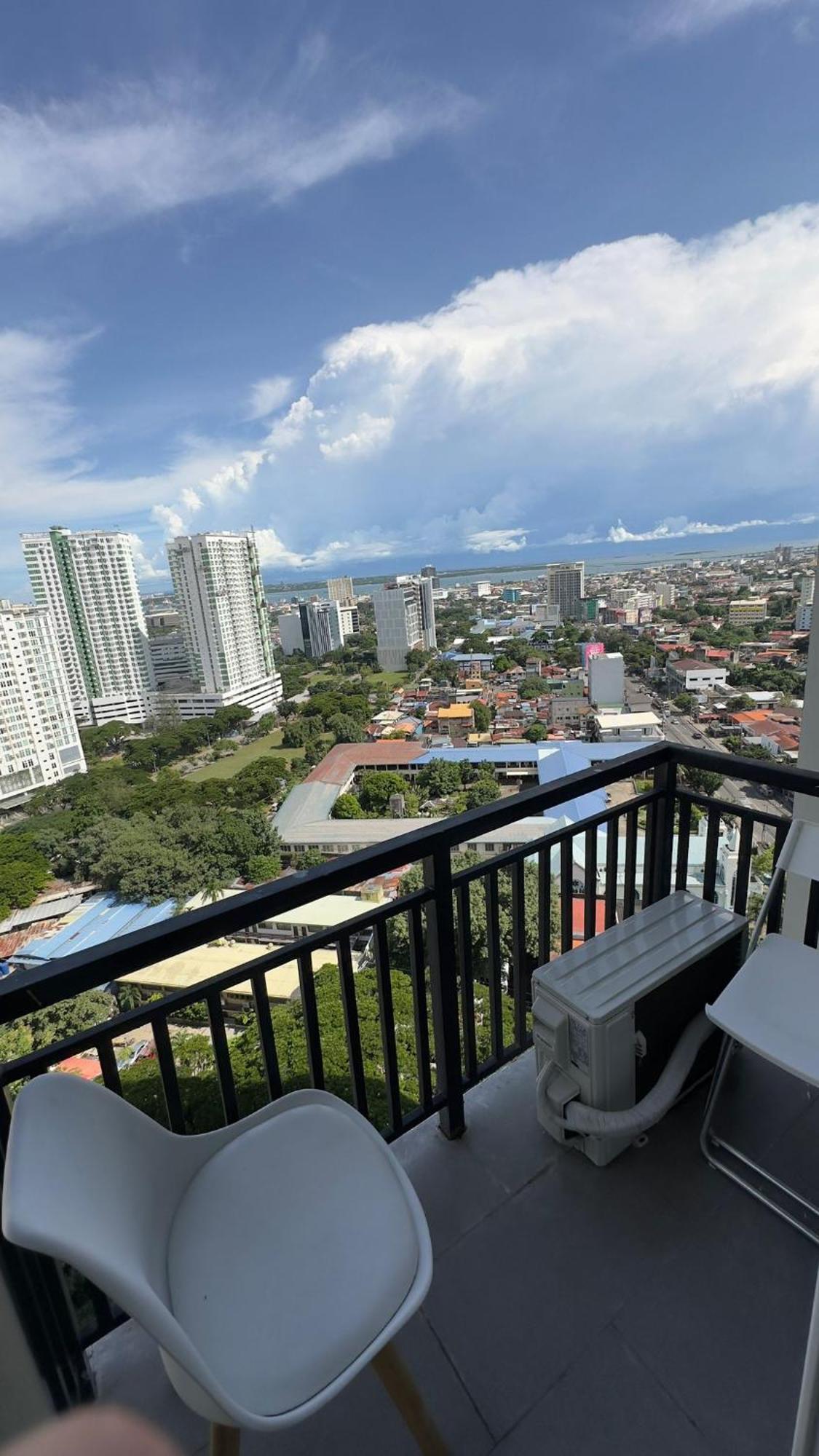 Modern & Comfy - Steps From Ayala Mall, Apartamento Cebu