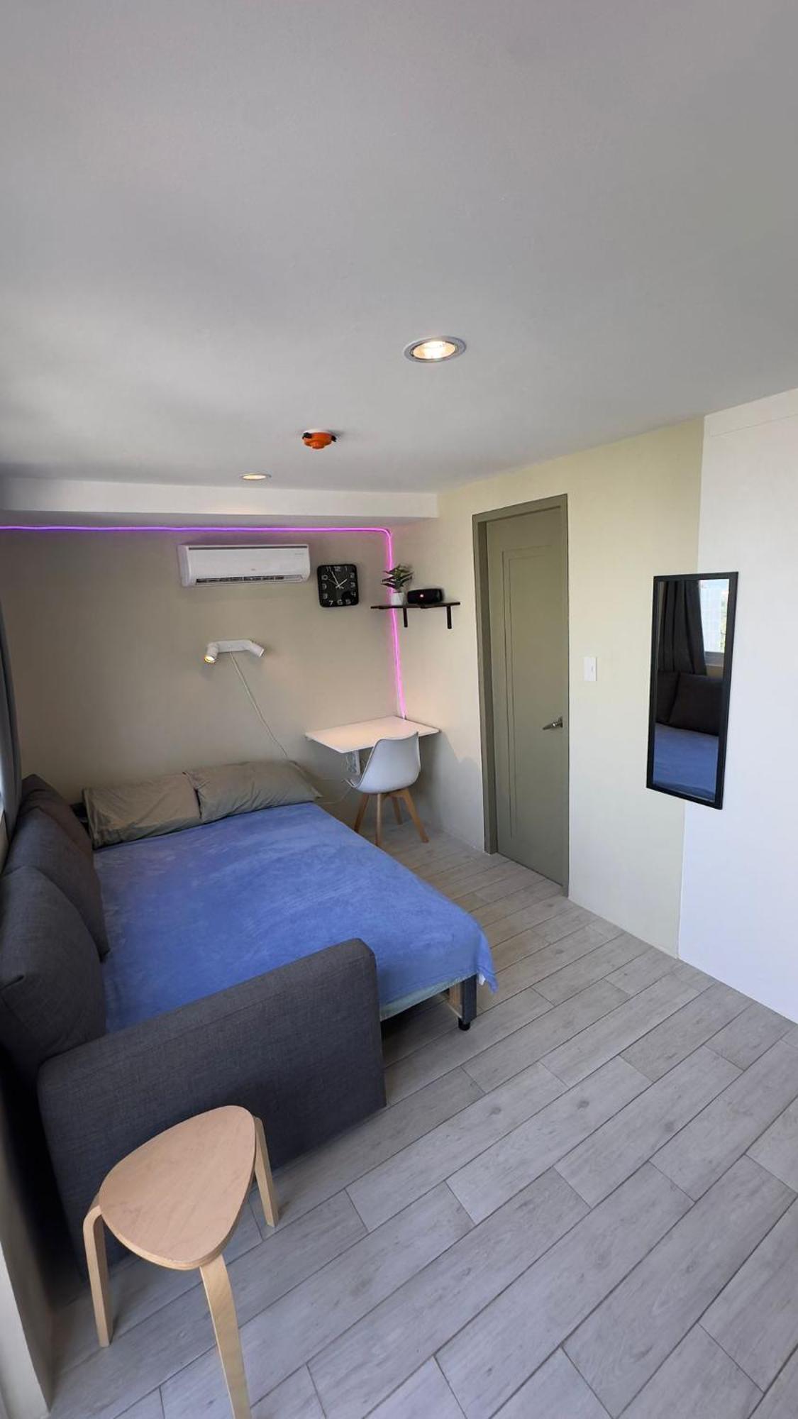Modern & Comfy - Steps From Ayala Mall, Apartamento *