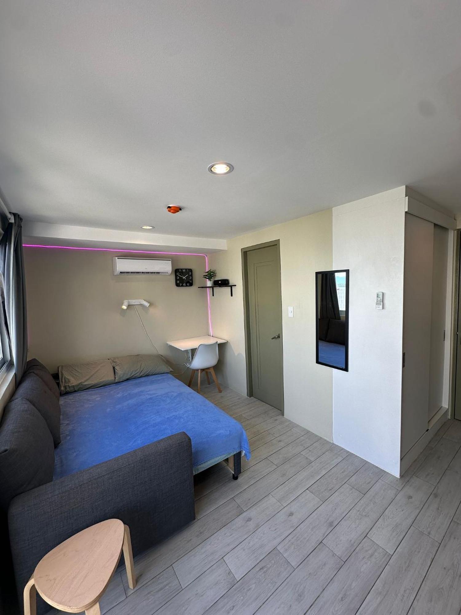 Modern & Comfy - Steps From Ayala Mall, Apartamento *