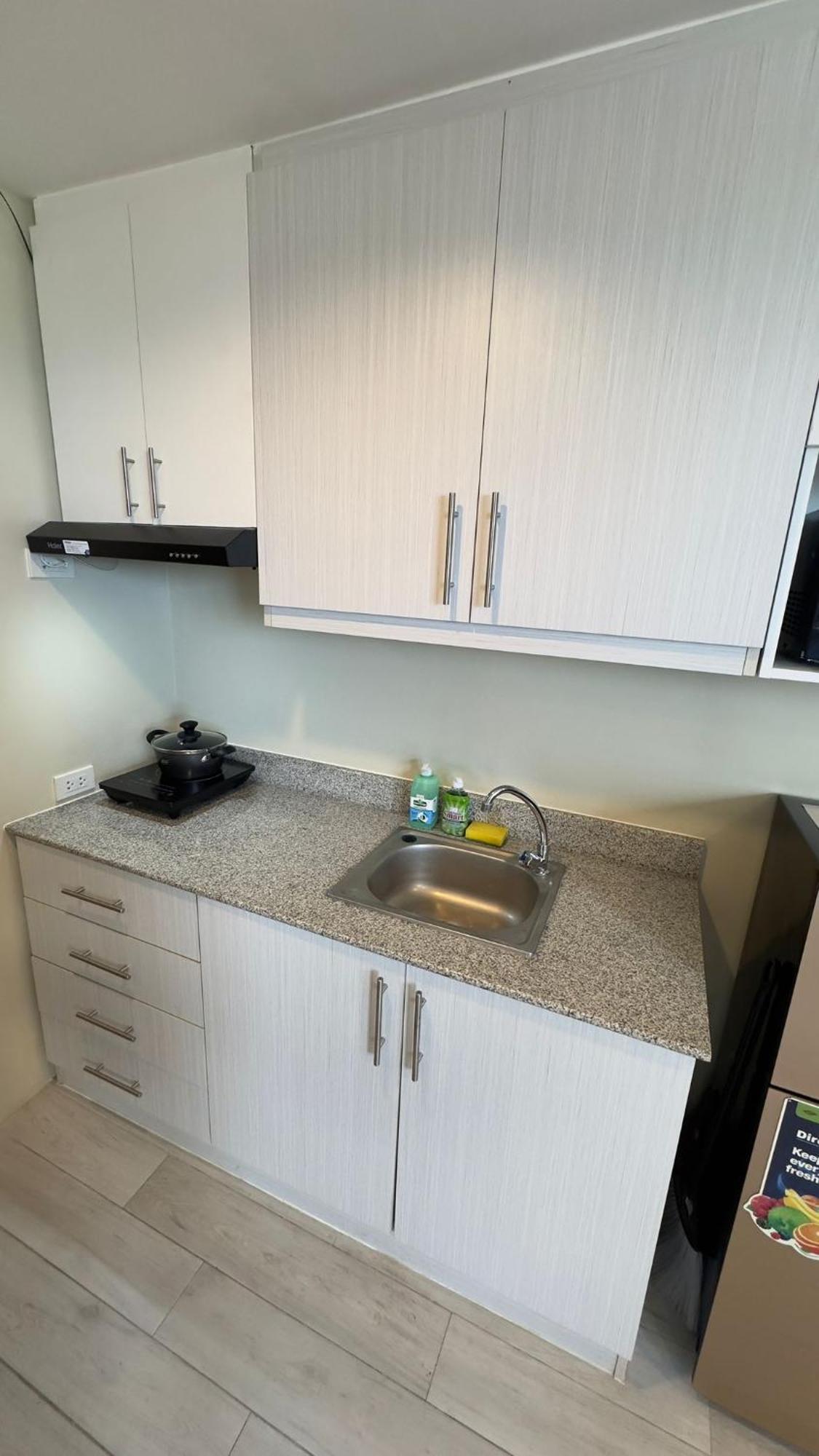 Modern & Comfy - Steps From Ayala Mall, Apartamento