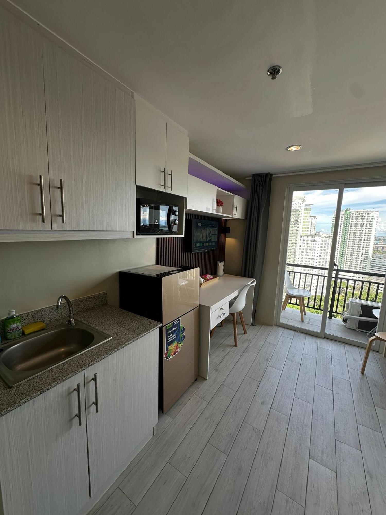 Modern & Comfy - Steps From Ayala Mall, Apartamento *