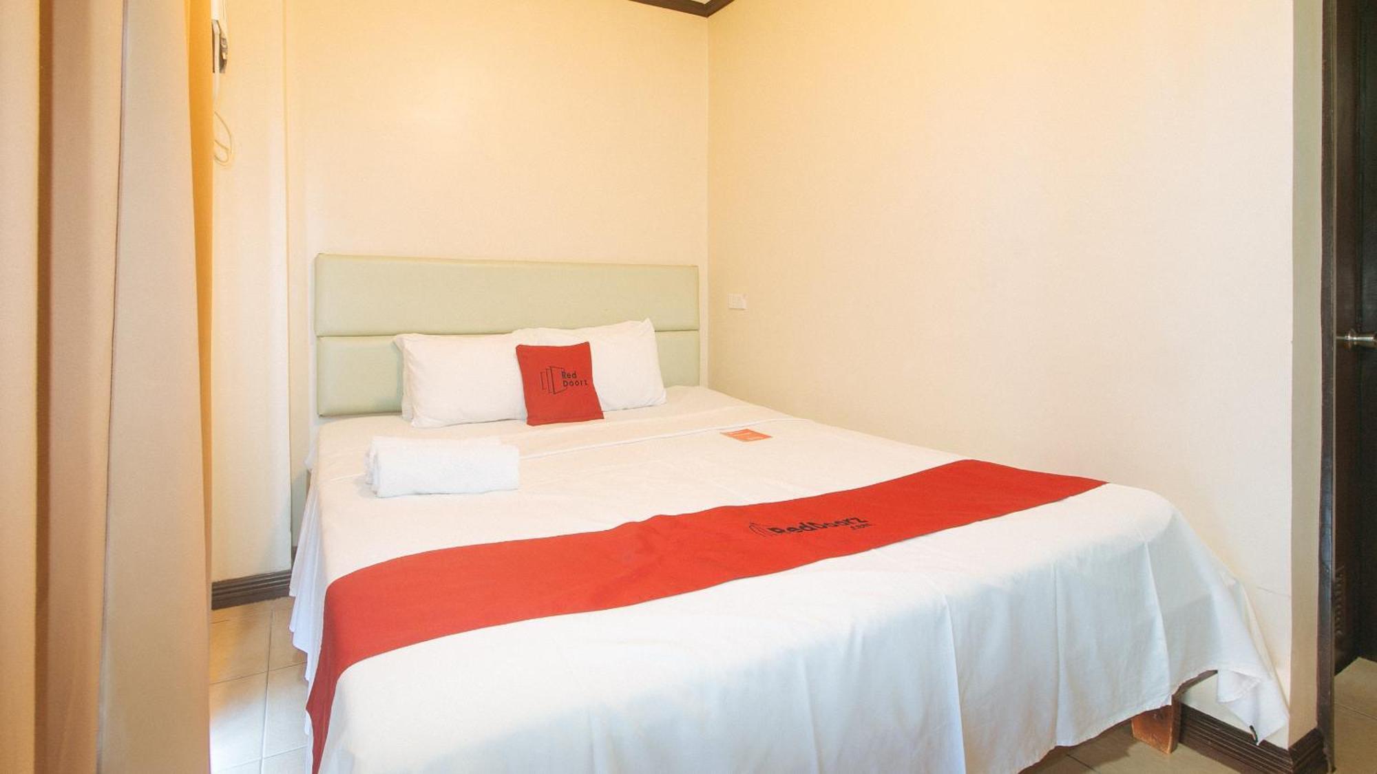 Hotel Reddoorz New Era Budget Mabolo Former Reddoorz Near Landers Superstore Cebu