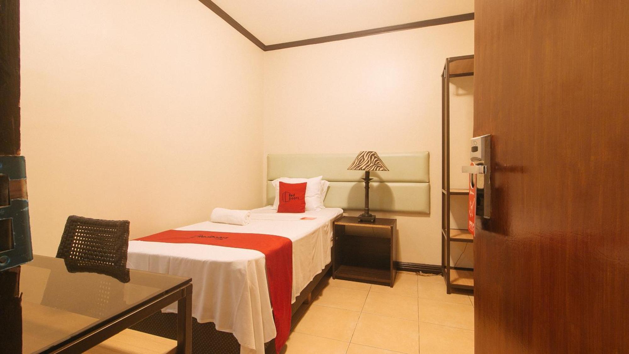 Reddoorz New Era Budget Mabolo Former Reddoorz Near Landers Superstore