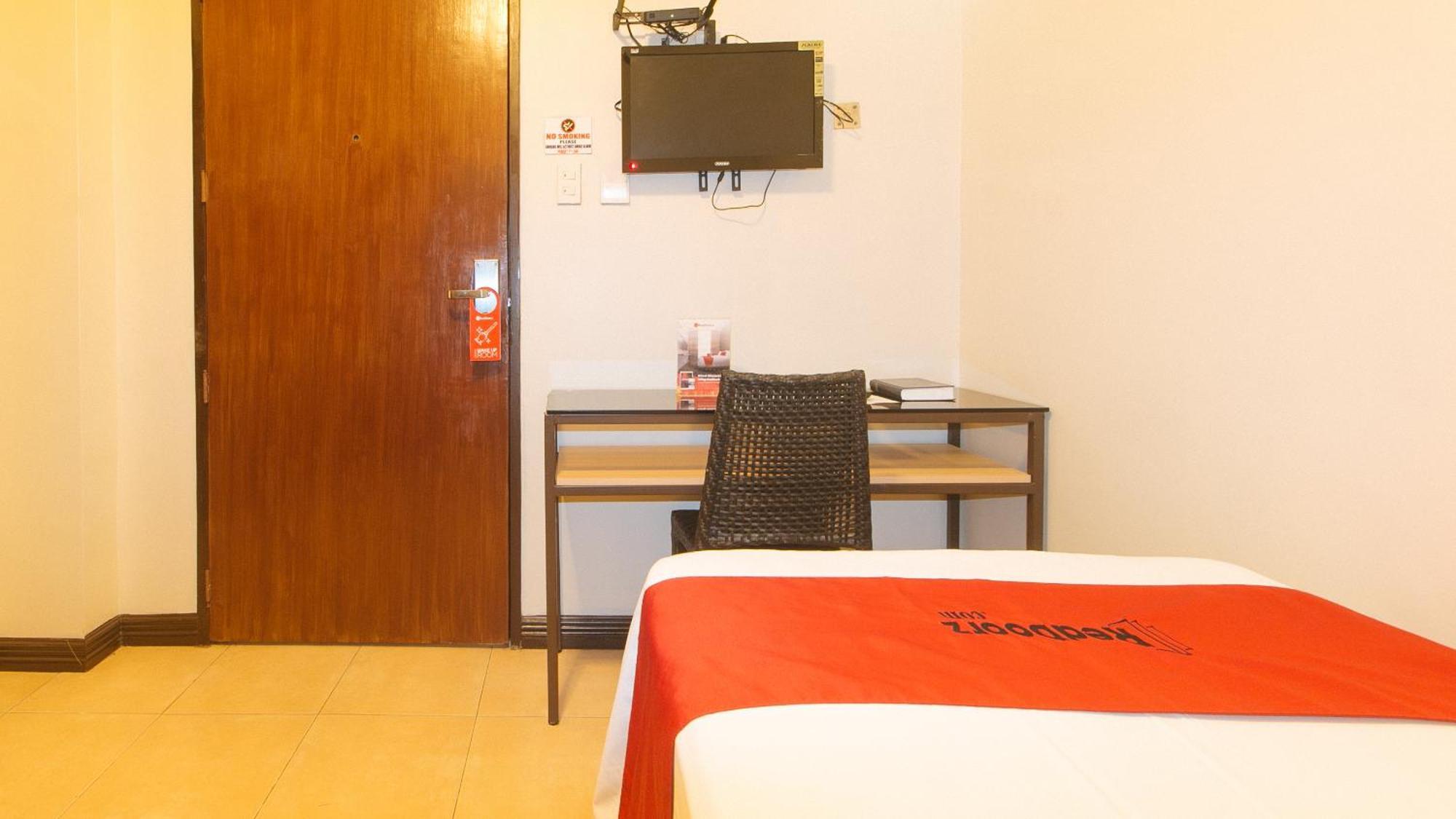 Hotel Reddoorz New Era Budget Mabolo Former Reddoorz Near Landers Superstore 2*