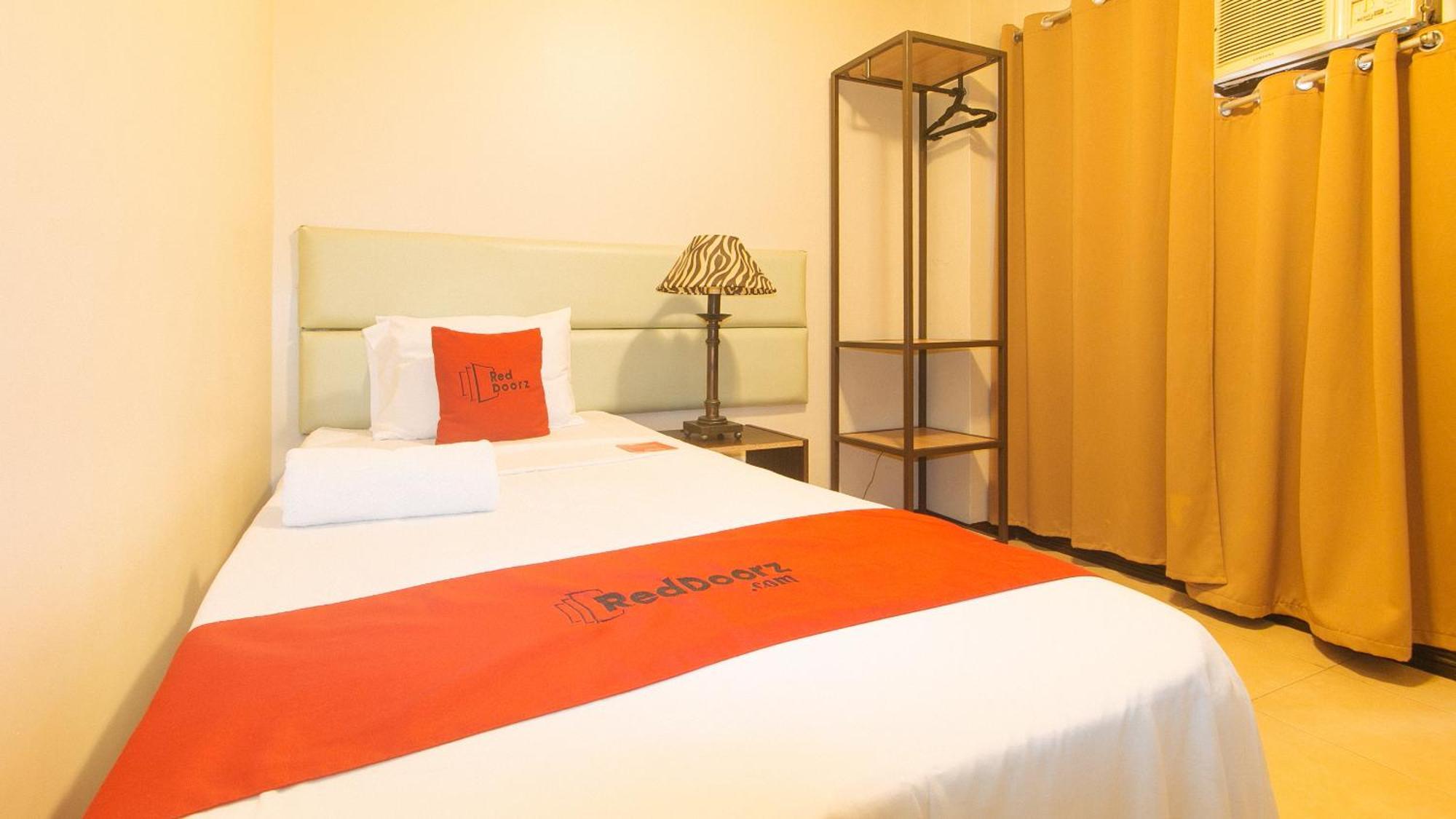 Hotel Reddoorz New Era Budget Mabolo Former Reddoorz Near Landers Superstore Cebu