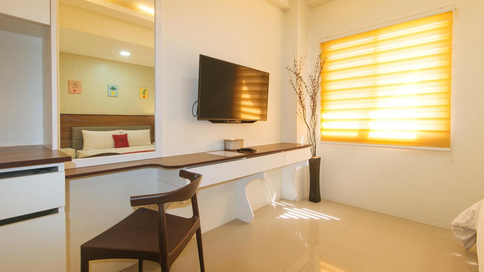 Reddoorz @ Leoncia Apartelle *