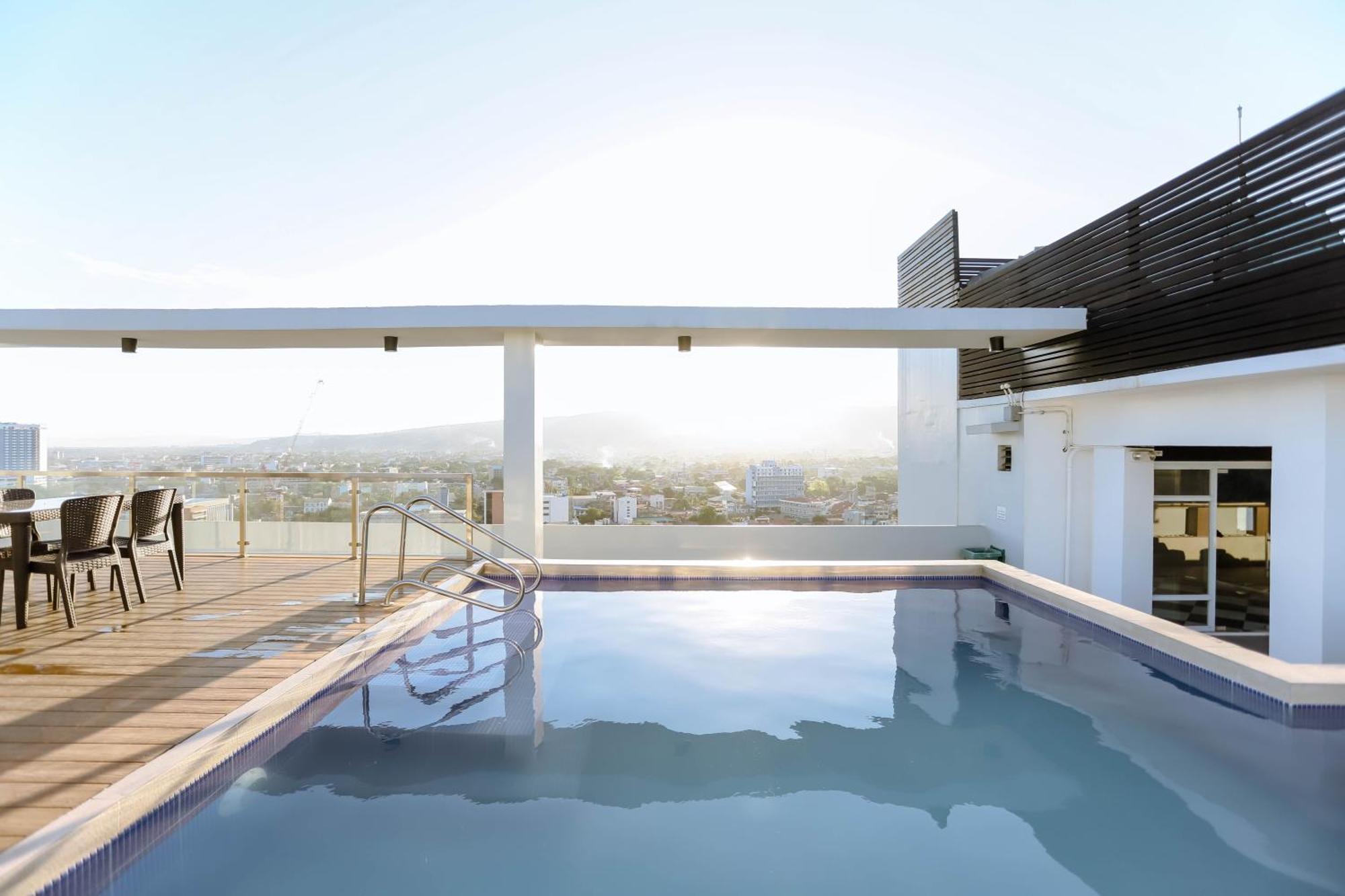Apartamento Staycation Minimalist With Rooftop Pool And Netflix