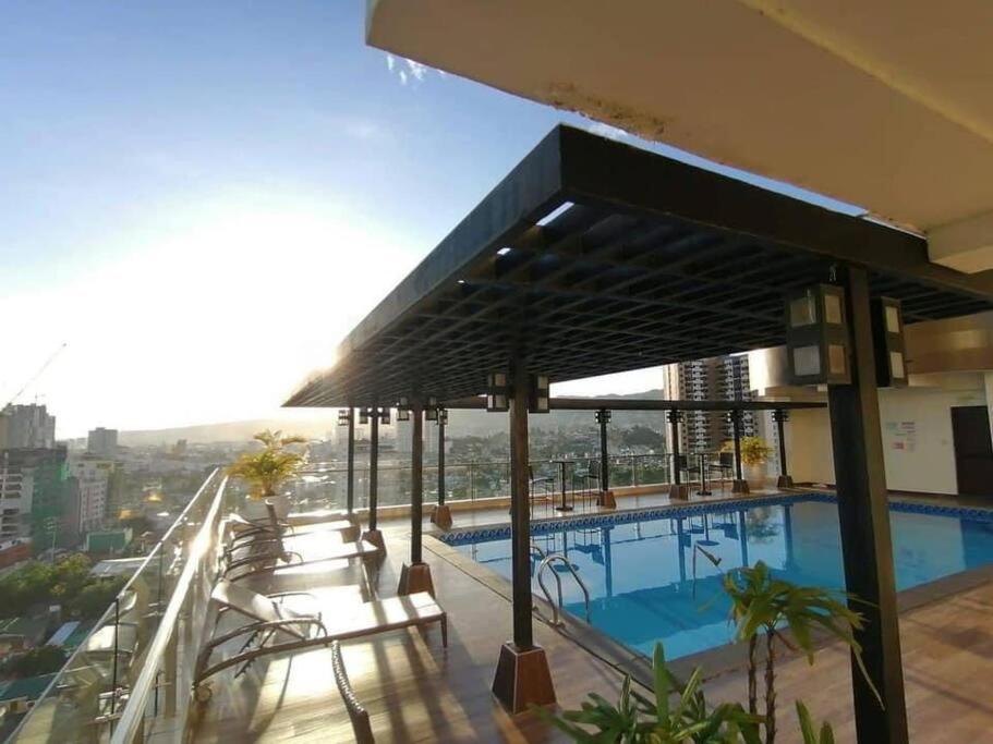 Apartment Trillium 8f Pet Friendly With 1bed 2sofabeds And Balcony Near Ayala Center Mall