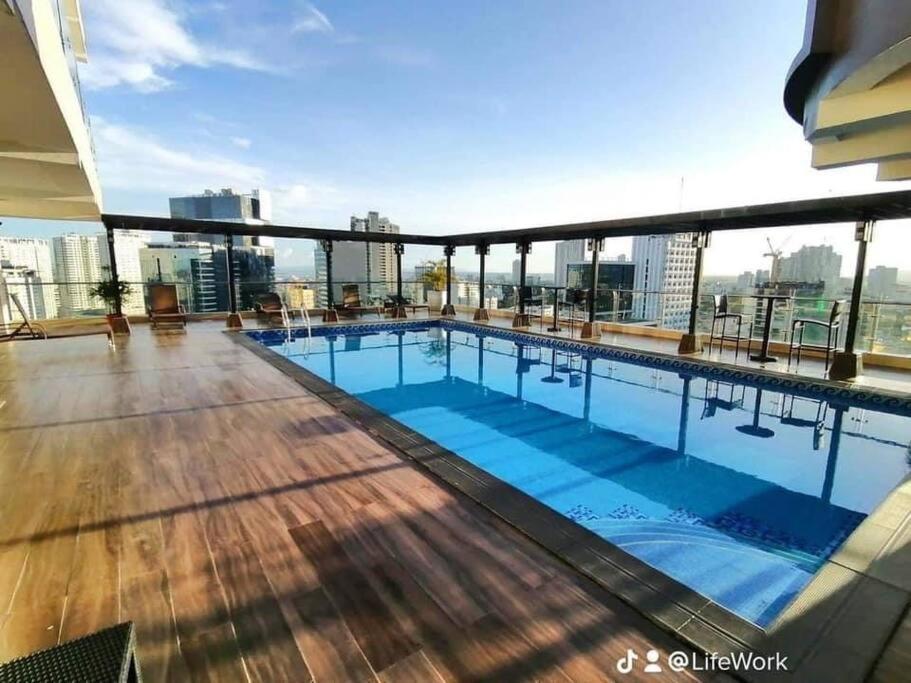 Trillium 8f Pet Friendly With 1bed 2sofabeds And Balcony Near Ayala Center Mall