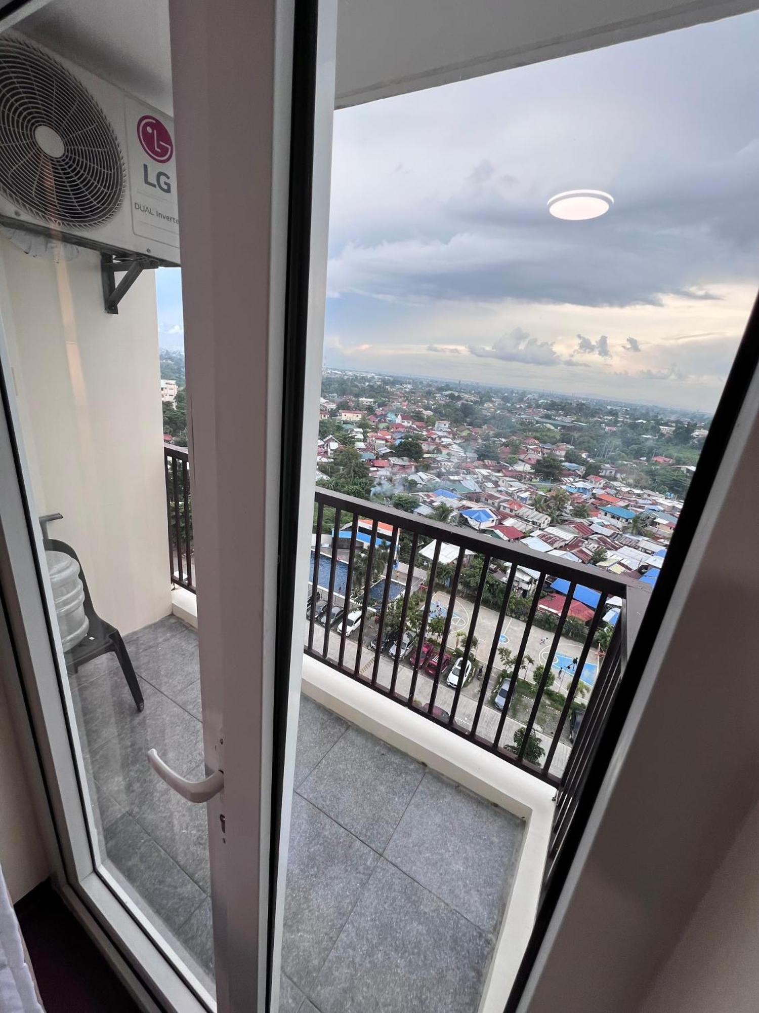 Spacious Unit With Balcony Apartment