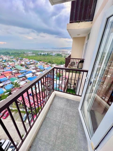 Apartment Spacious Unit With Balcony *