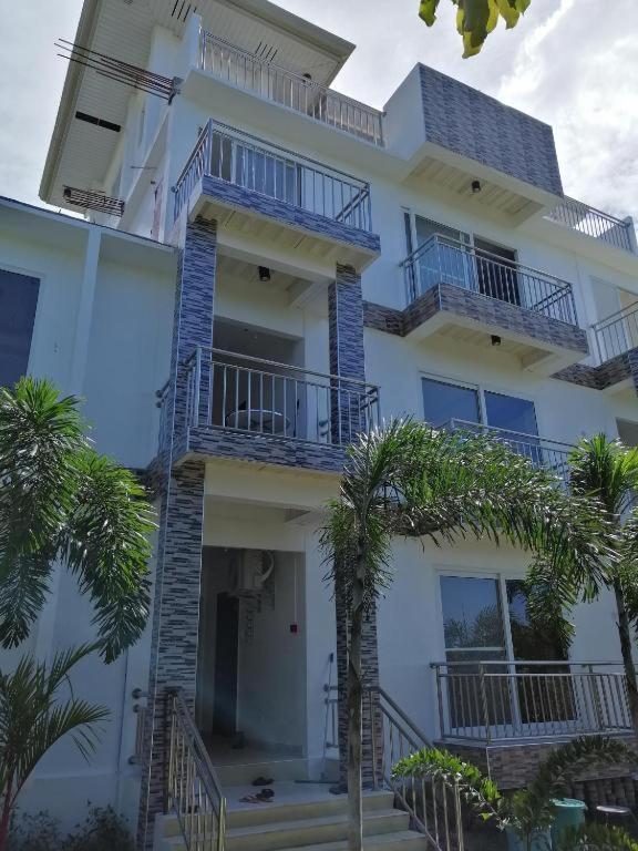 Marlene's Hilltop Apartment