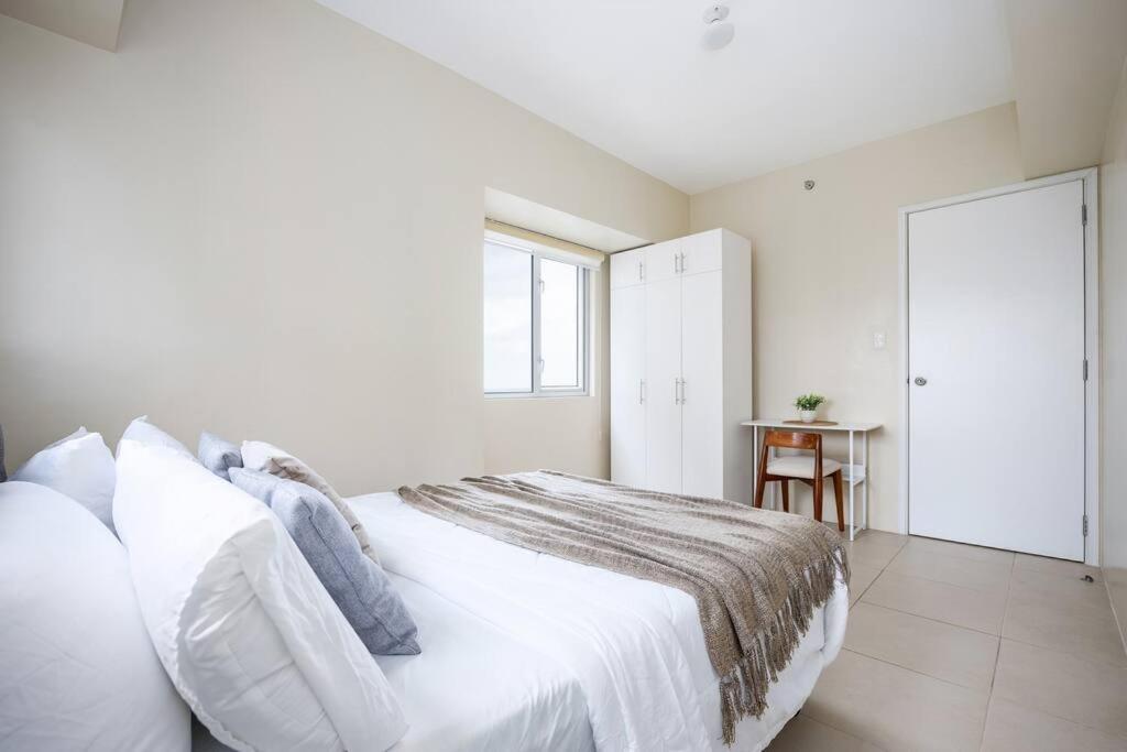 Furnished 1-bedroom In Avida Towers Riala, It Park With Fast Wifi, Netflix, Pool And Apartment *