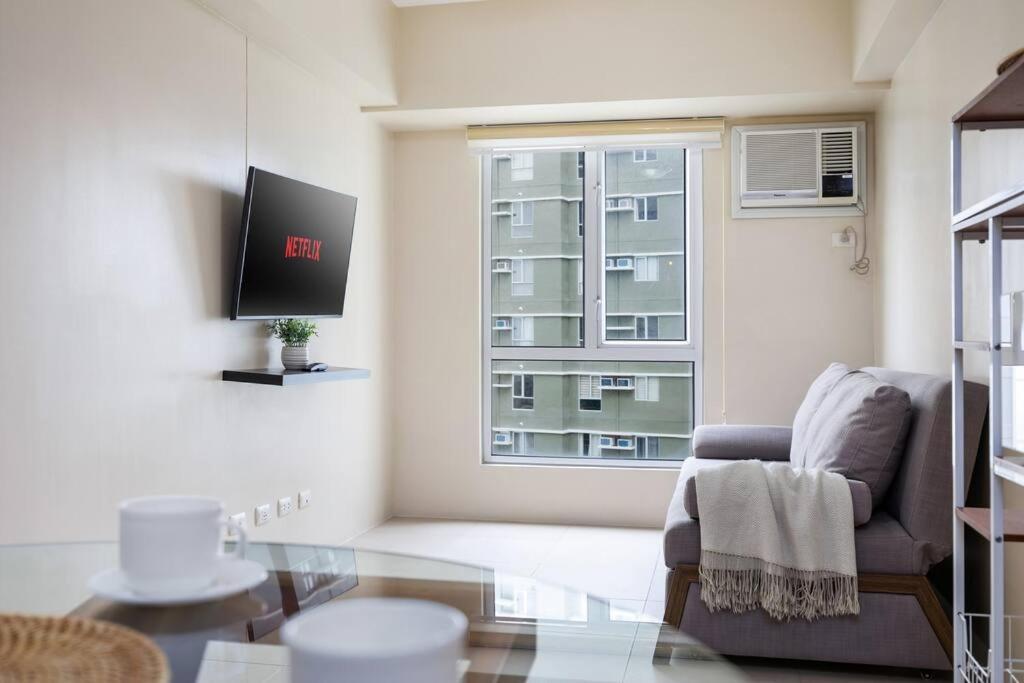 Furnished 1-bedroom In Avida Towers Riala, It Park With Fast Wifi, Netflix, Pool And Apartment Cebu
