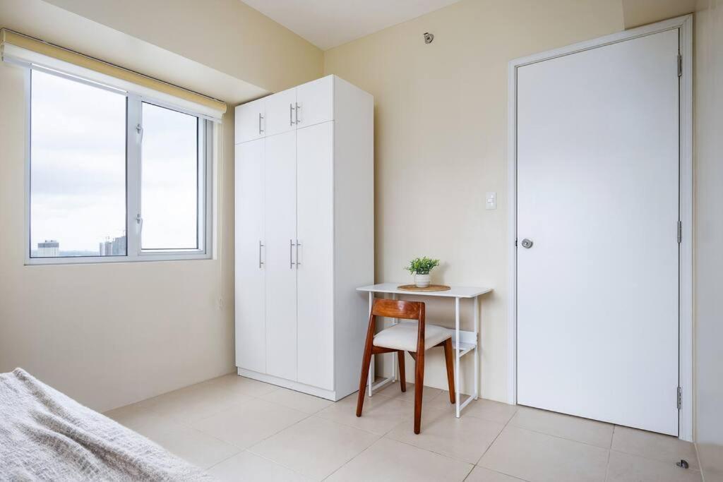 Furnished 1-bedroom In Avida Towers Riala, It Park With Fast Wifi, Netflix, Pool And *