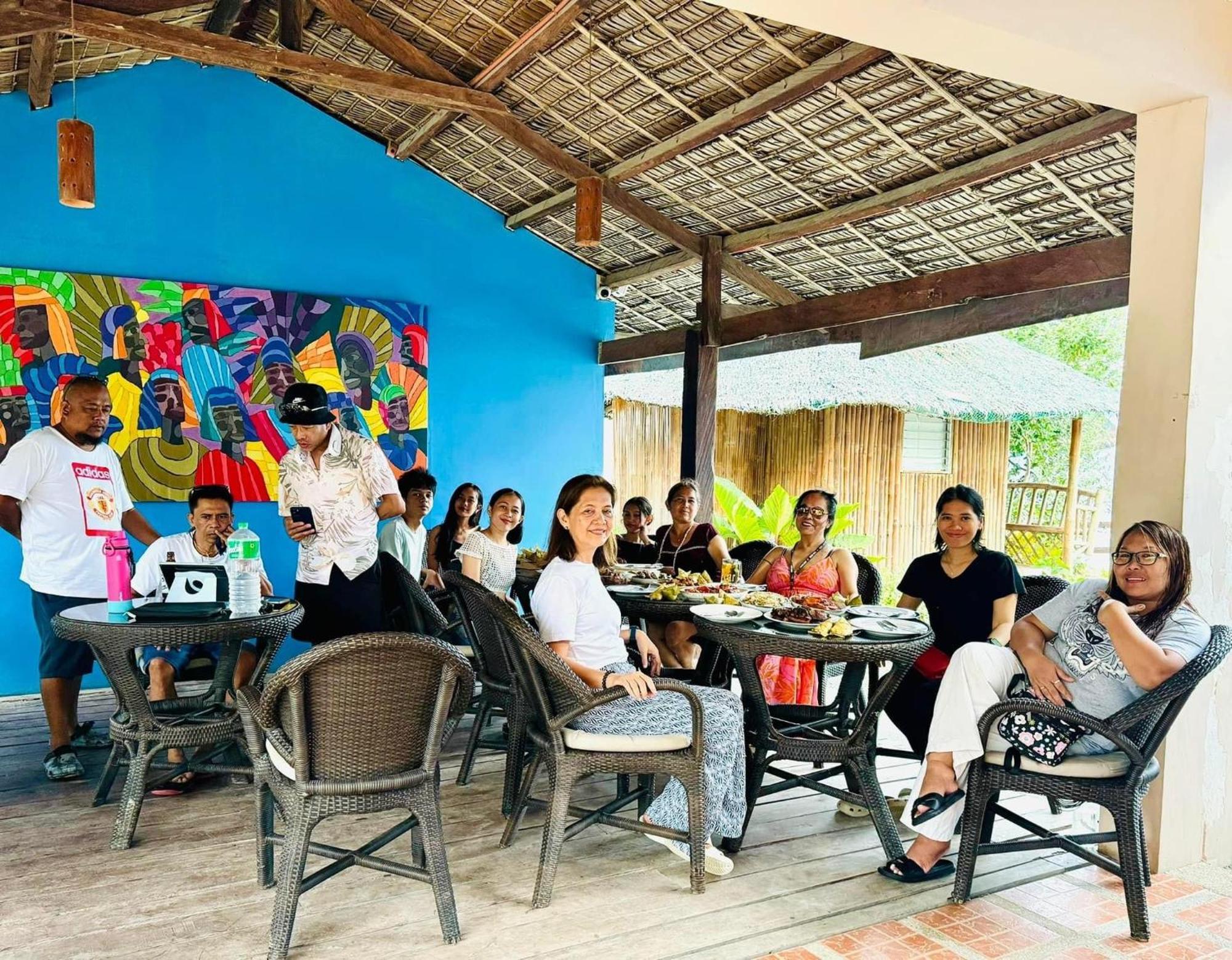 Pescador View - Beachfront & By The Ocean Hostels & Restaurant Moalboal Resort