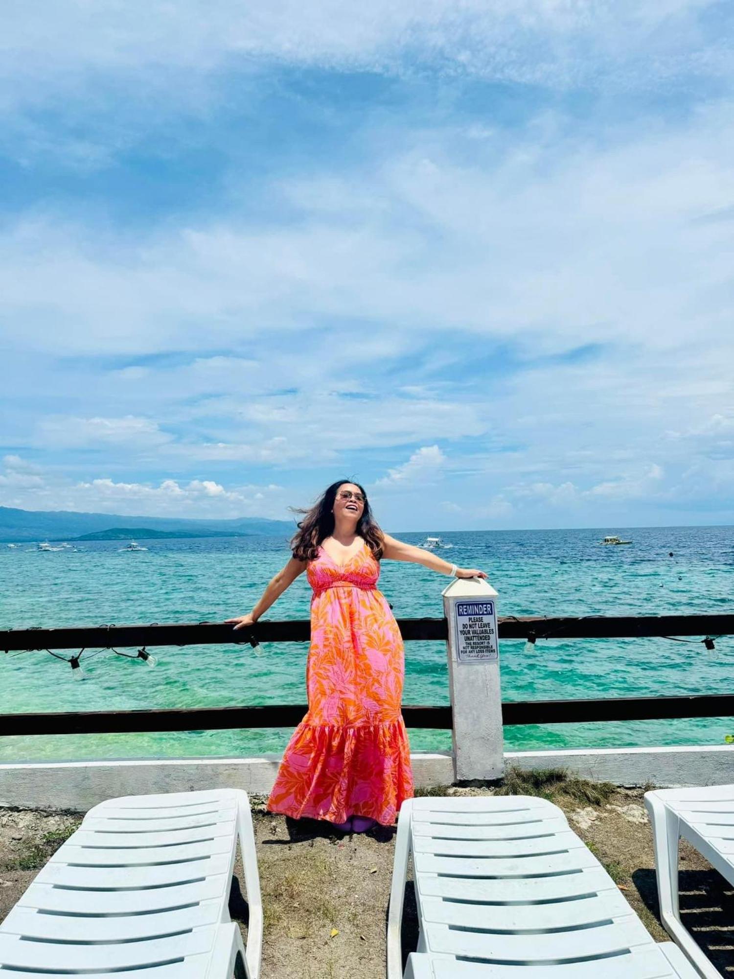 Resort Pescador View - Beachfront & By The Ocean Hostels & Restaurant Moalboal