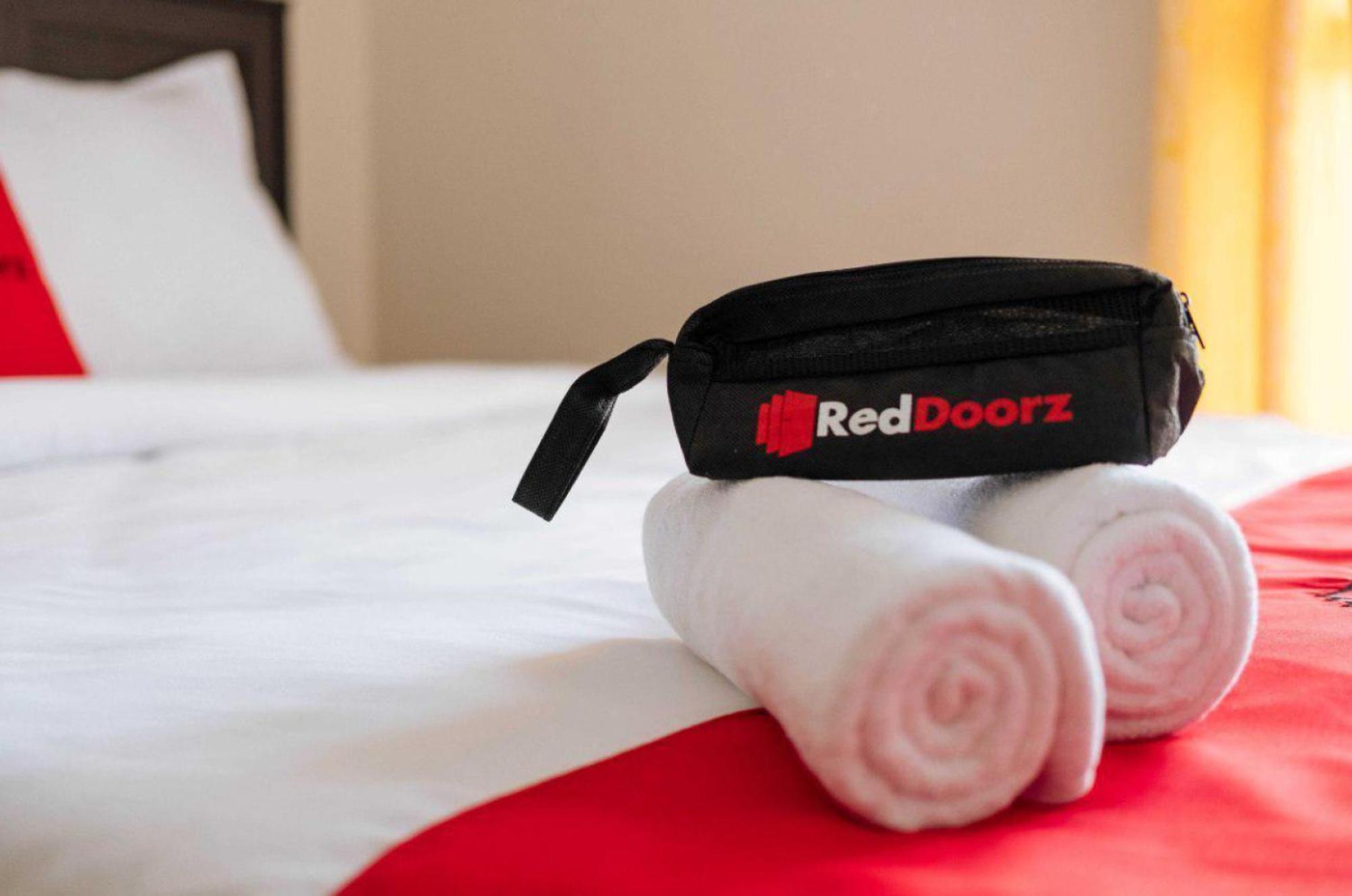 Reddoorz Near Baclay Drive Super Metro 2*
