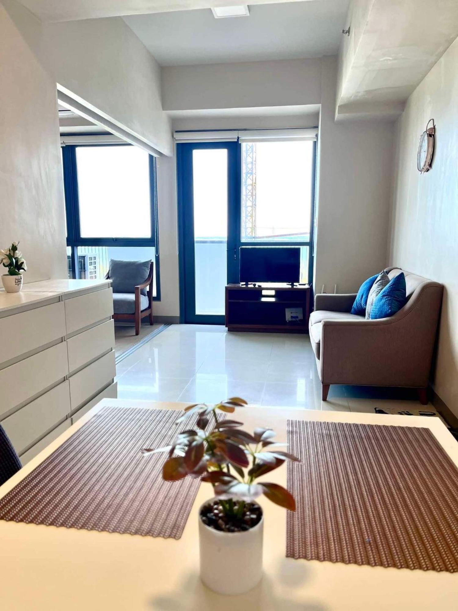 Mactan Newtown With Pool Access Apartment