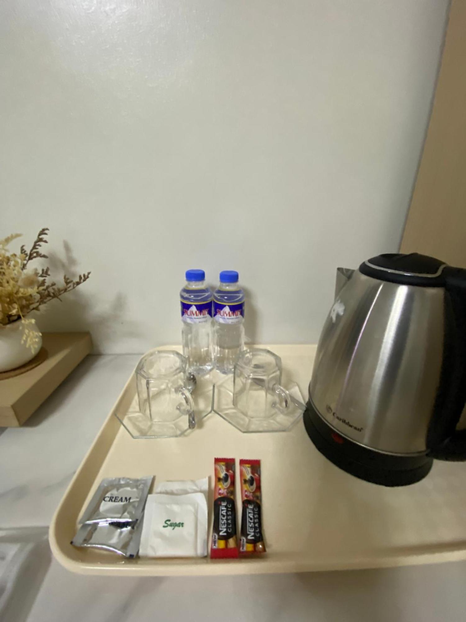 Honey Inside Bee Cafe At Ayala Area Bed & Breakfast *