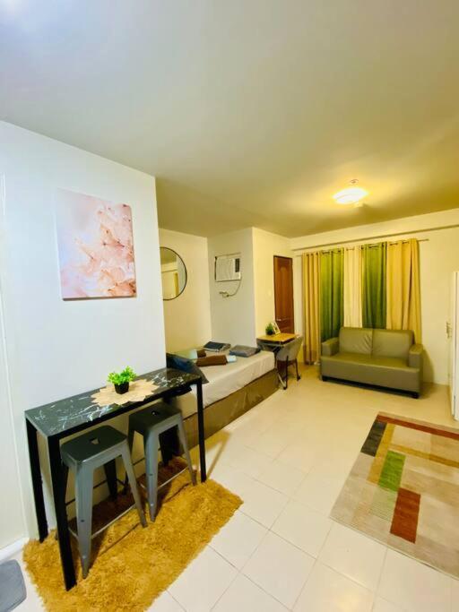 Plumera Mactan Near Airport, Malls & Schools Apartment *