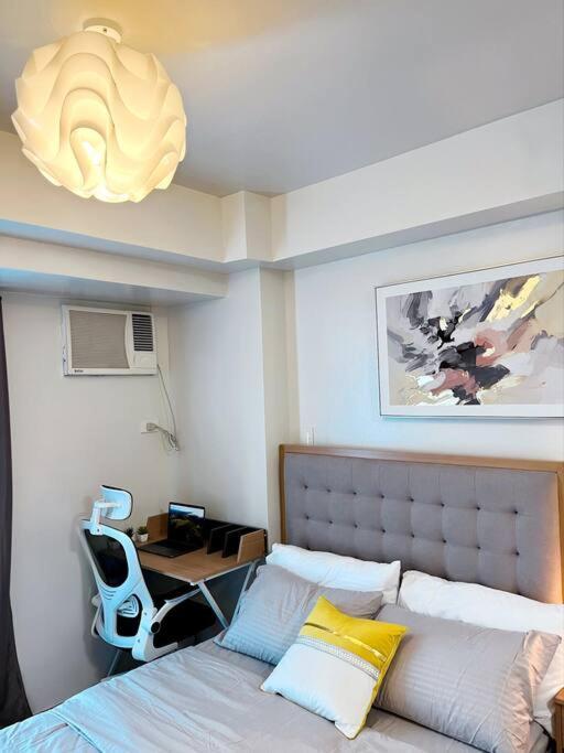 Newly Renovated Cozy Desk & View In Avida It Park * Cebu