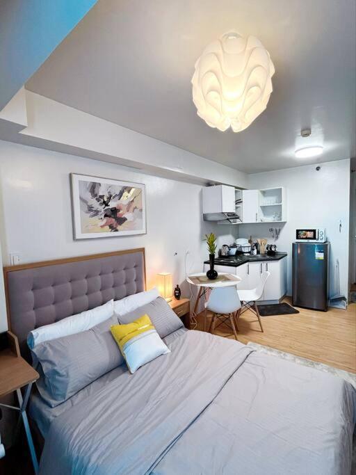 Newly Renovated Cozy Desk & View In Avida It Park Apartment *