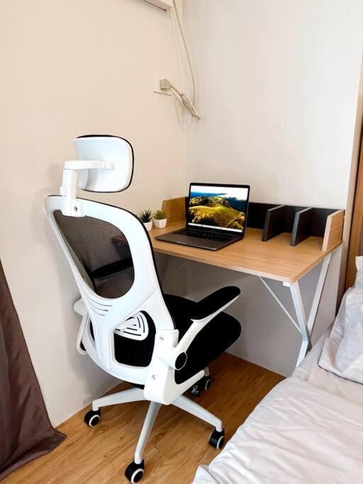 Apartment Newly Renovated Cozy Desk & View In Avida It Park Cebu