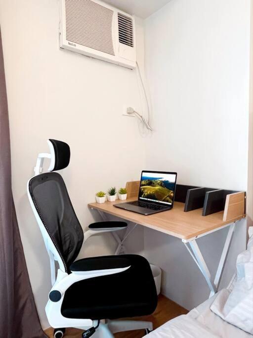 Newly Renovated Cozy Desk & View In Avida It Park