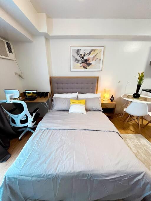 Newly Renovated Cozy Desk & View In Avida It Park Apartment