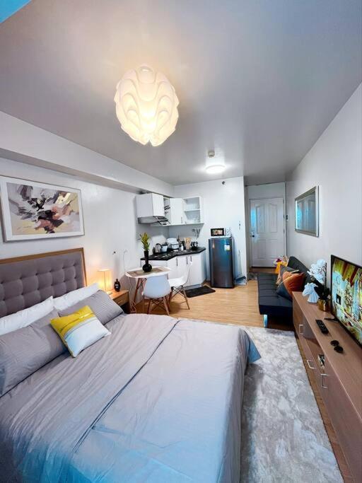 Newly Renovated Cozy Desk & View In Avida It Park *