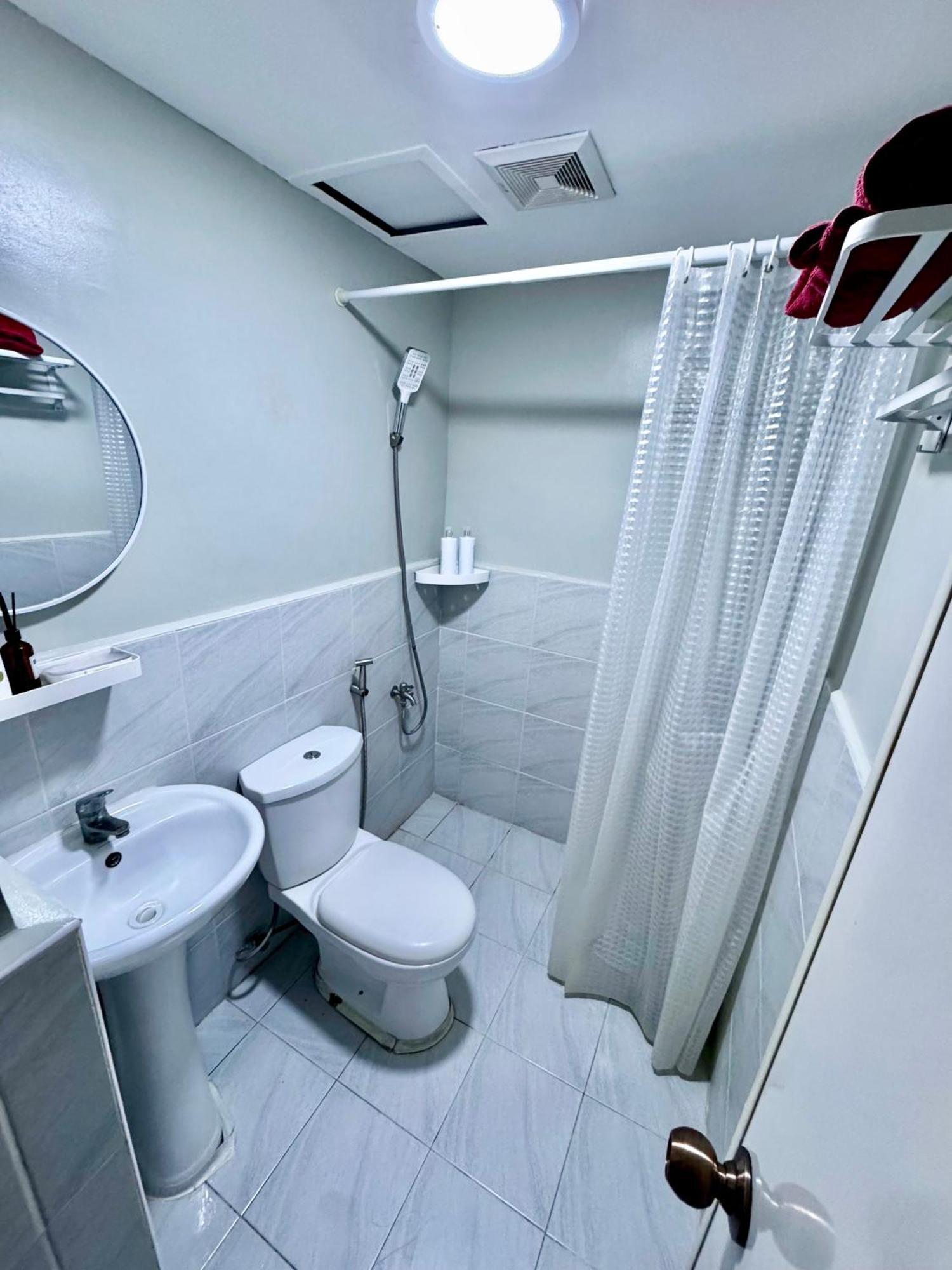 Spacious Unit With Balcony Apartment *