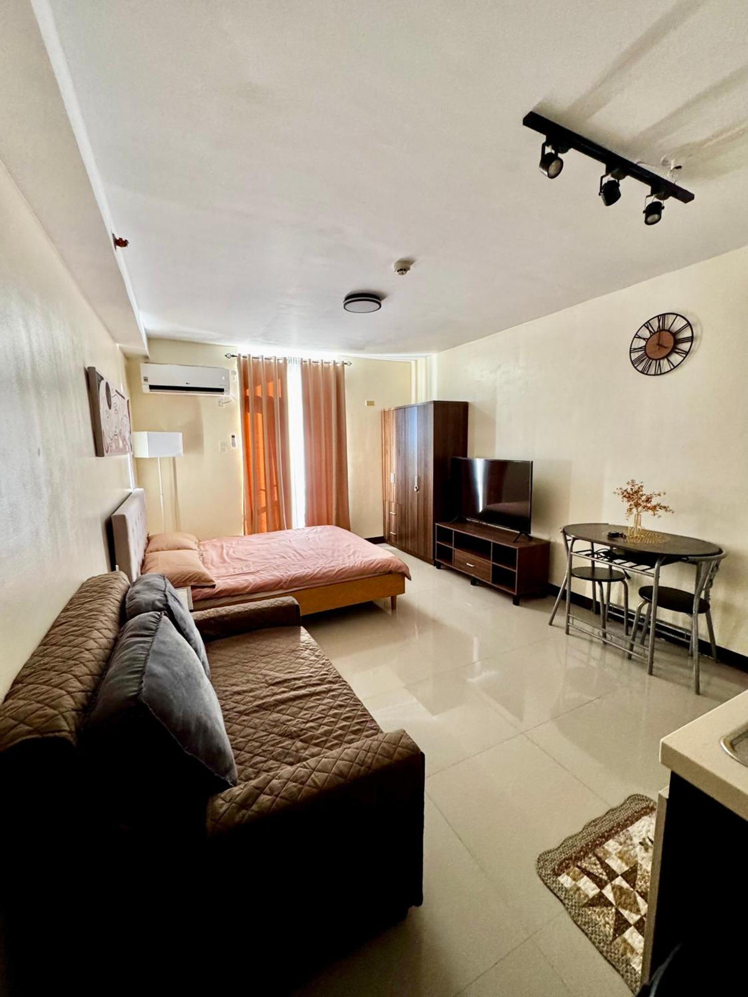 Spacious Unit With Balcony *