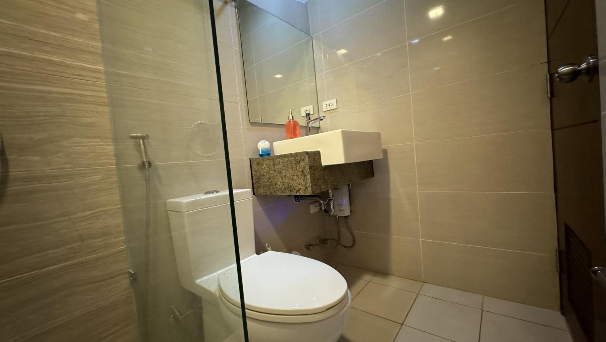 Mactan Newtown 1-bedroom Unit With Pool View And Seaview *