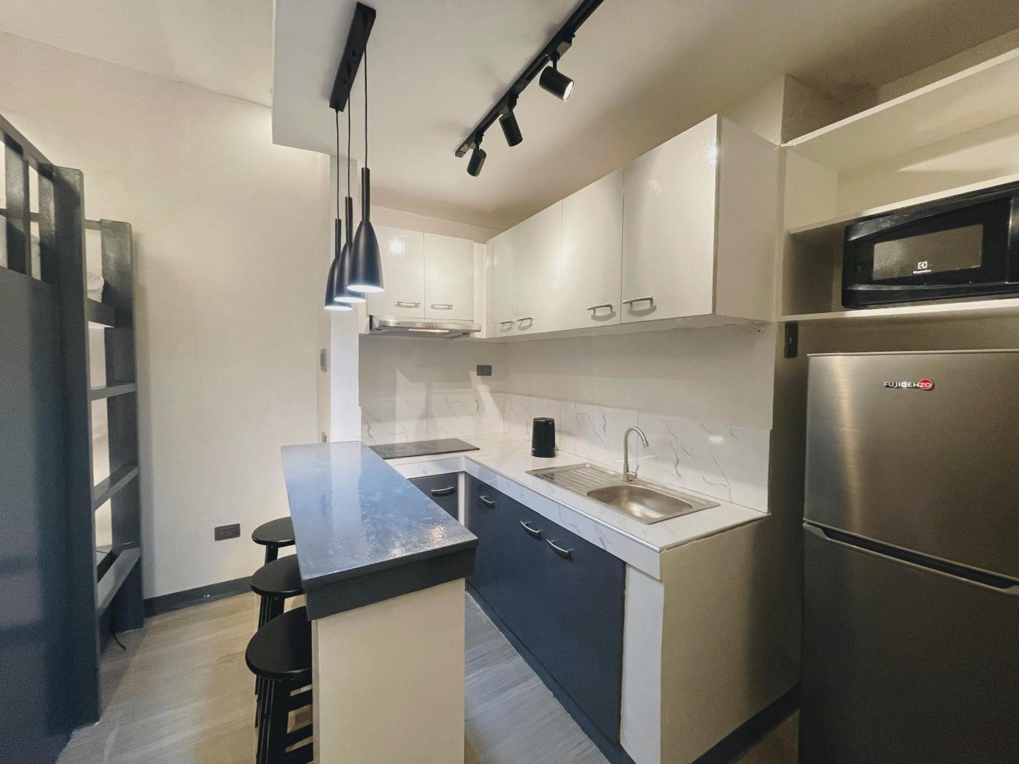 Group-friendly Stay, Minutes From The Airport Apartment