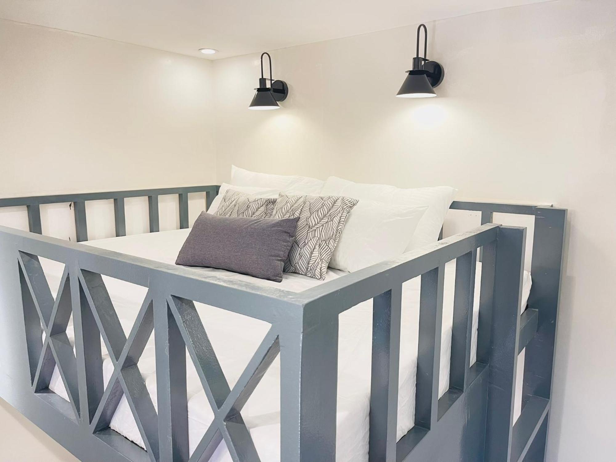 Group-friendly Stay, Minutes From The Airport Apartment *