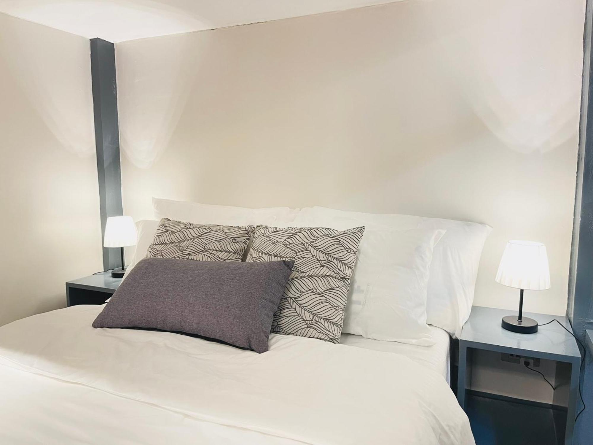 Apartment Group-friendly Stay, Minutes From The Airport