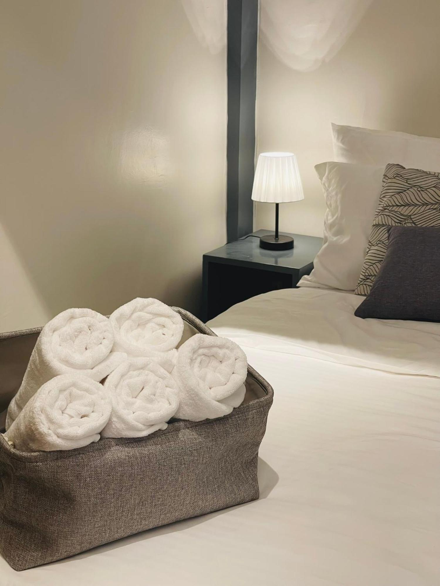 Group-friendly Stay, Minutes From The Airport Apartment *