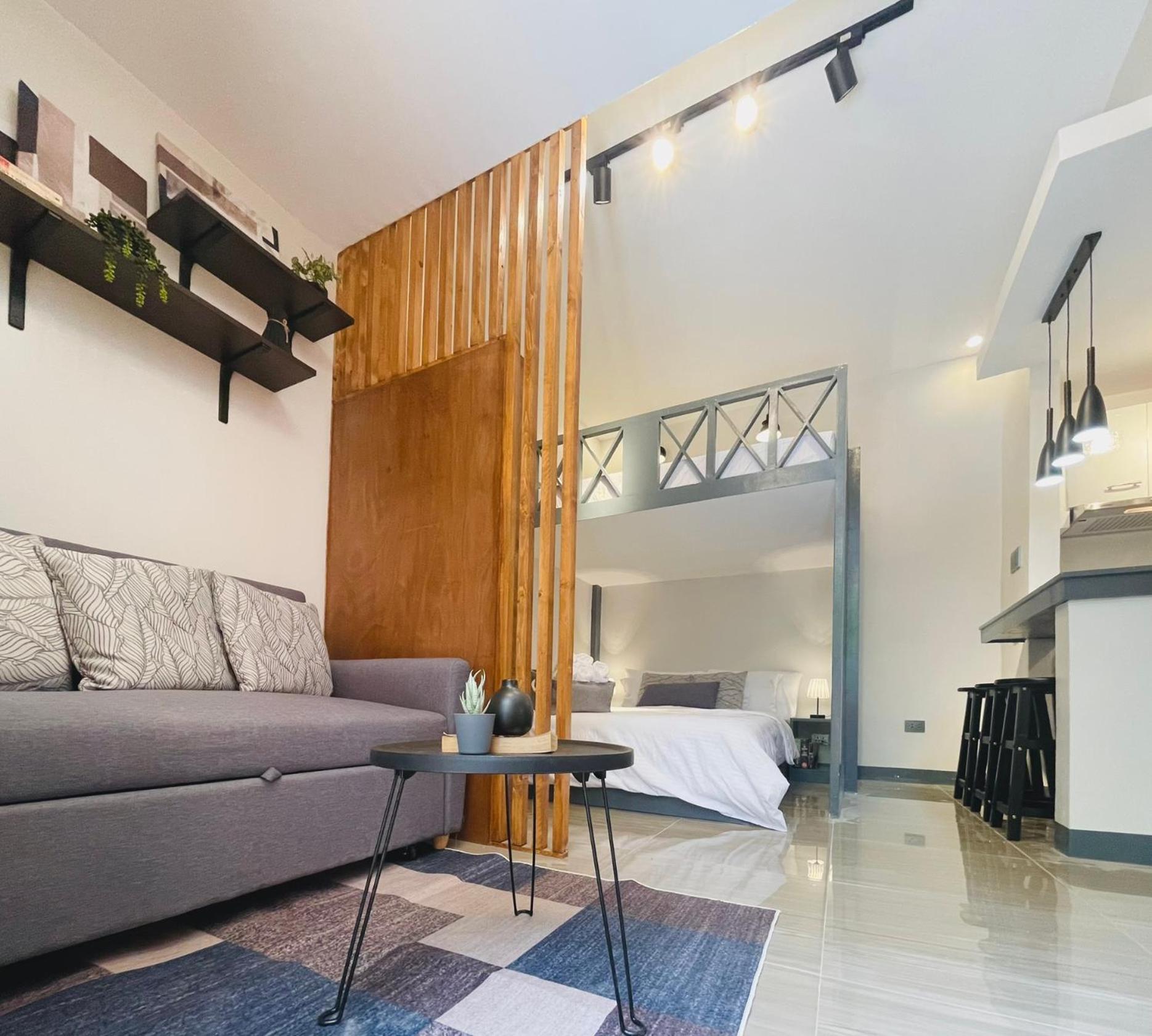 Group-friendly Stay, Minutes From The Airport Apartment