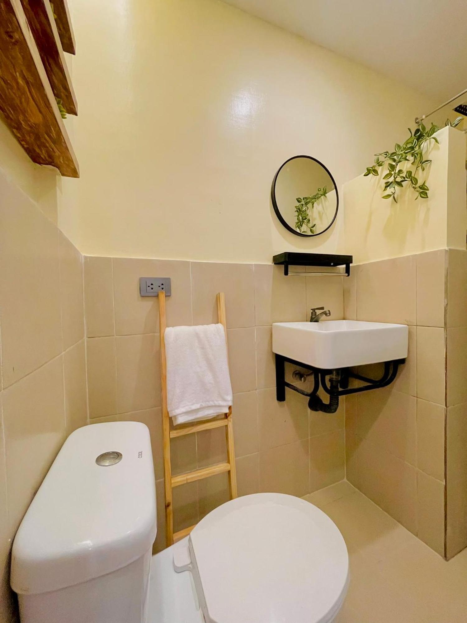 Group-friendly Stay, Minutes From The Airport Apartment