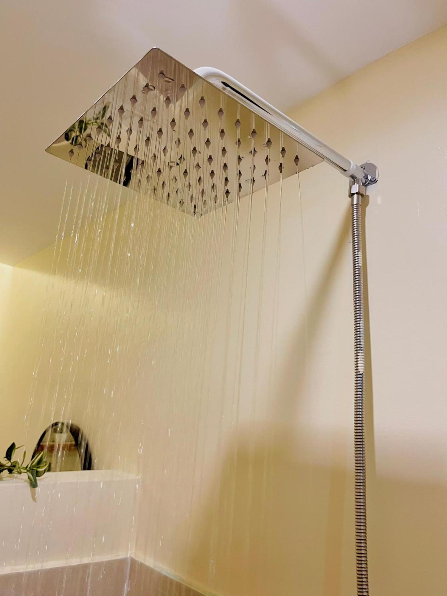 Group-friendly Stay, Minutes From The Airport Apartment