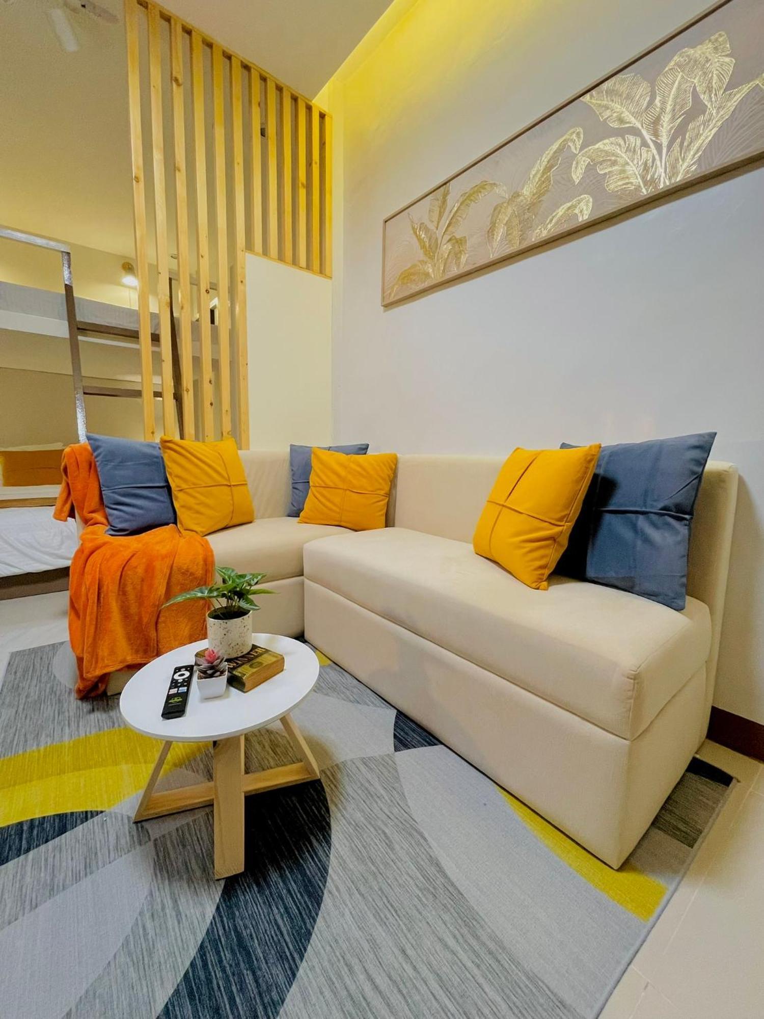 Group-friendly Stay, Minutes From The Airport Apartment *