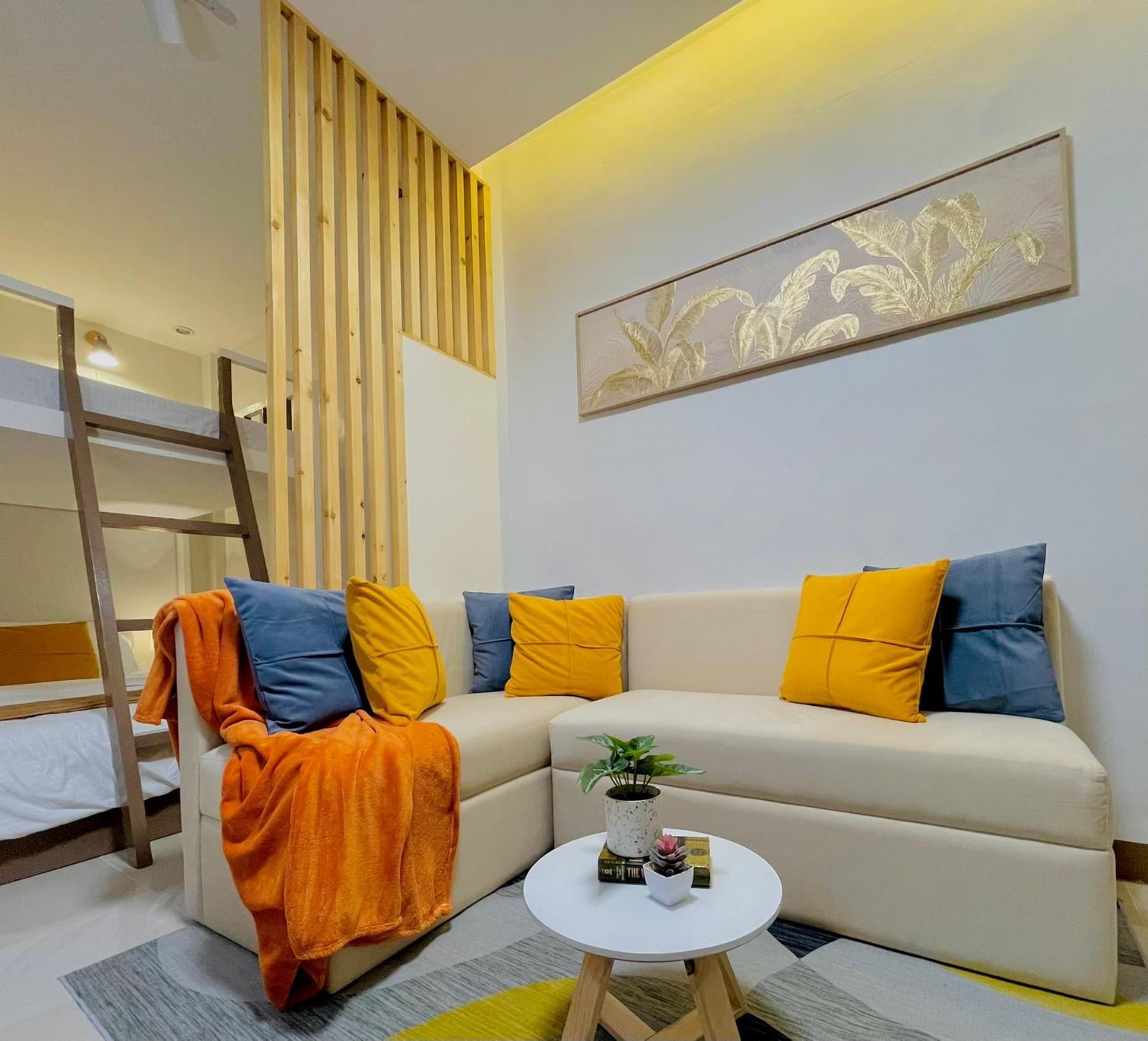 Group-friendly Stay, Minutes From The Airport