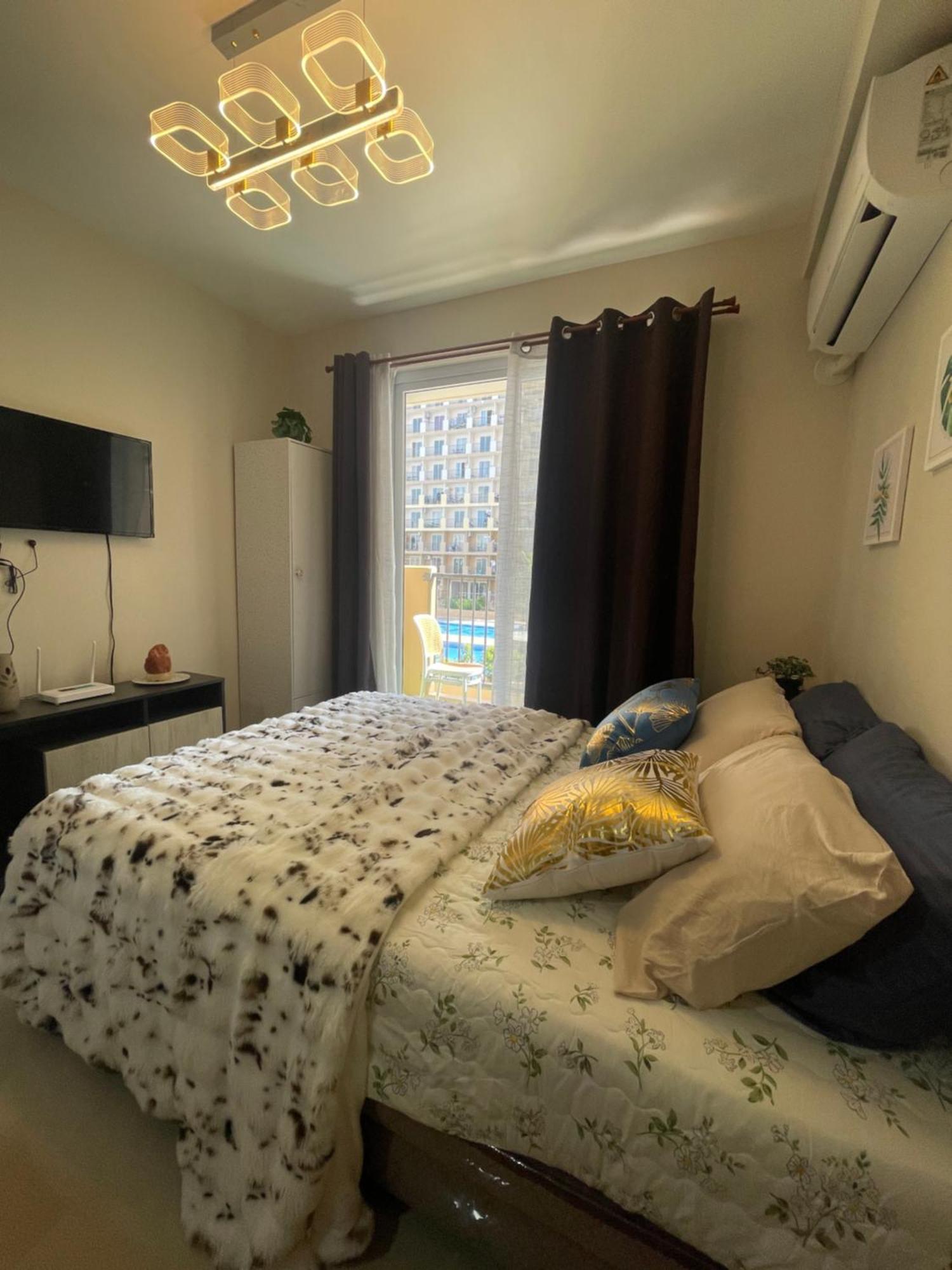 Near Airport, Cclex Pool View Balcony Guest house